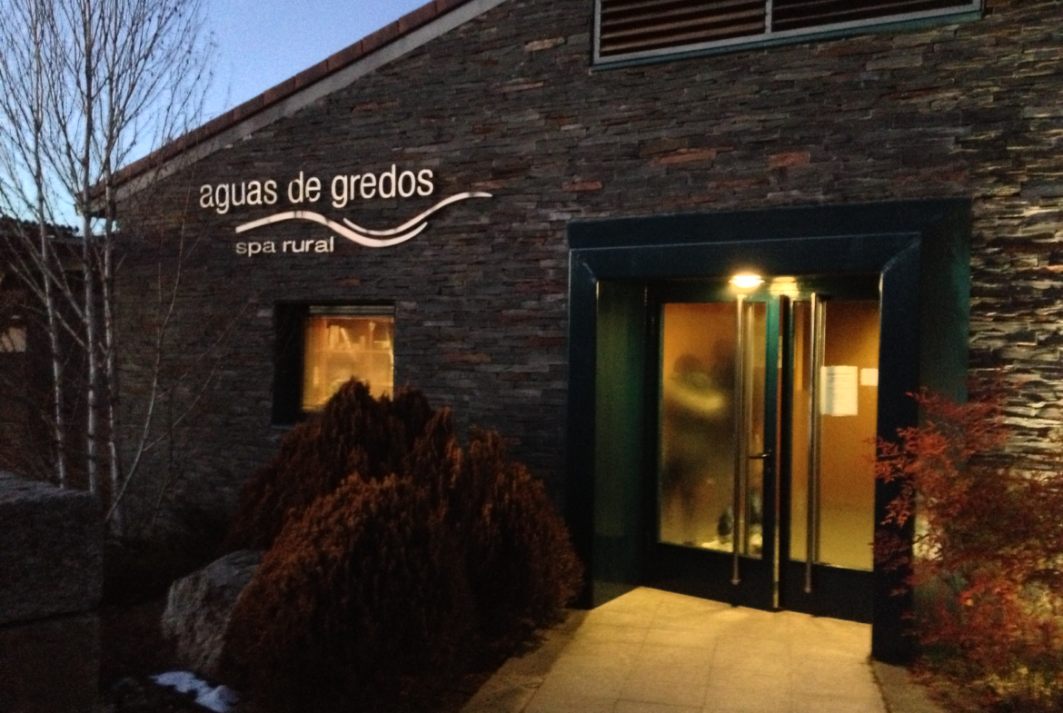fachada de noche