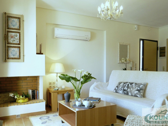 Stunning Seafront Maisonette In Karavomylos