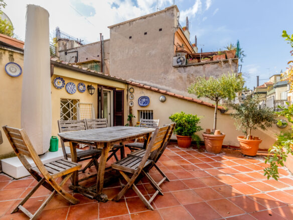 Charming Historic Apartment In Barberini: Elegance With A View In Rome