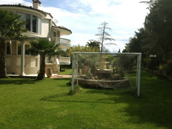 4-bedroom Villa In Vasilika, Greece (450 M²)