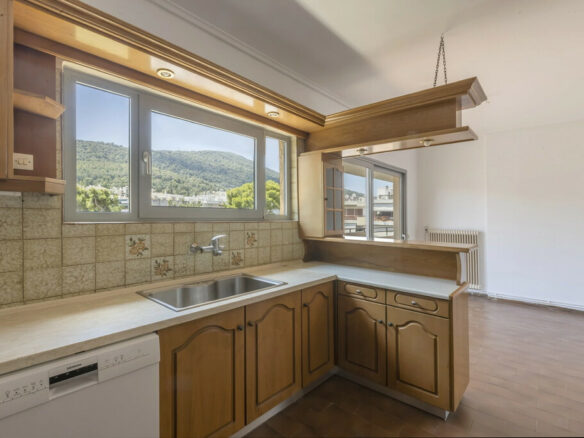 3-bedroom Flat In Agia Paraskevi, Greece (180 M²)