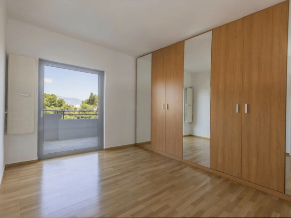 3-bedroom Flat In Agia Paraskevi, Greece (180 M²)