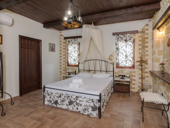 3-bedroom Villa In Nikos Kazantzakis, Greece (410 M²)