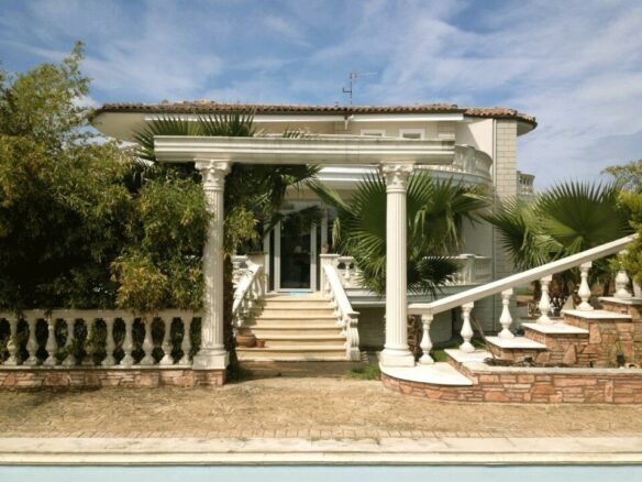 4-bedroom Villa In Vasilika, Greece (450 M²)