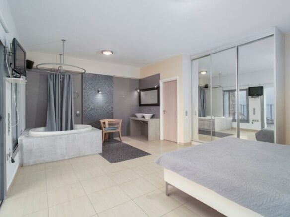 4-bedroom Villa In Agios Nikolaos, Greece (280 M²)