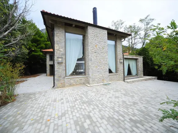 4-bedroom Detached House In Arachova, Greece (402 M²)