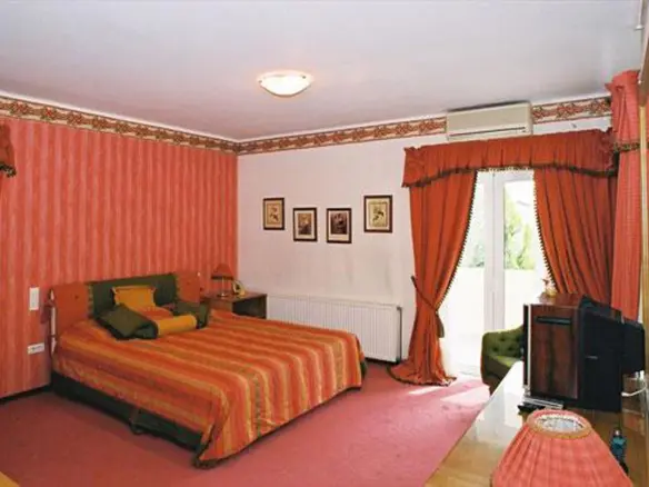 5-bedroom Villa In Alimos, Greece (360 M²)
