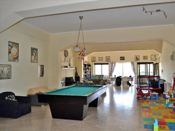 Building In Perama, Greece (1.003 M²)