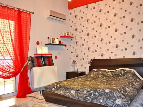 Building In Perama, Greece (1.003 M²)