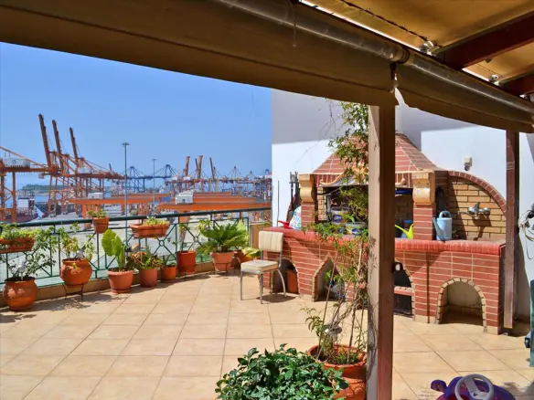 Building In Perama, Greece (1.003 M²)