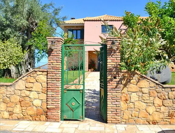 8-bedroom Villa In Pirgos, Greece (600 M²)