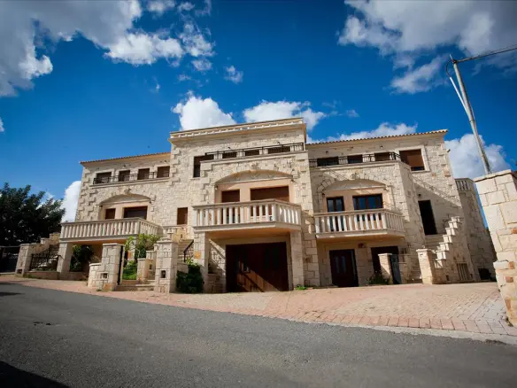 Business In Chersonisos, Greece (750 M²)