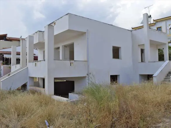 Detached House In Megara, Greece (320 M²)
