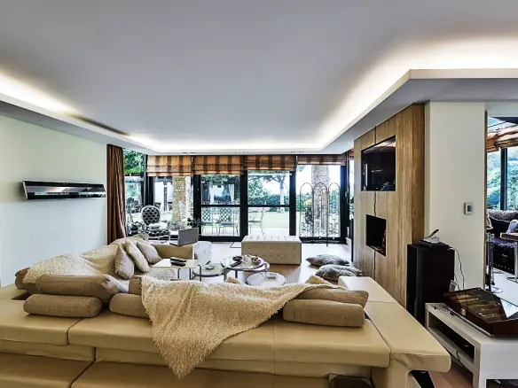 Villa In Pylea, Greece (800 M²)