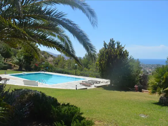 5-bedroom Villa In Kalivia Thorikou, Greece (490 M²)