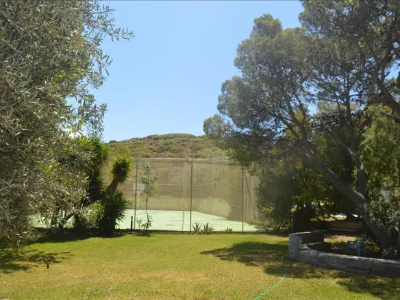 5-bedroom Villa In Kalivia Thorikou, Greece (490 M²)
