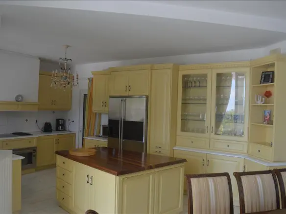 5-bedroom Villa In Kalivia Thorikou, Greece (490 M²)
