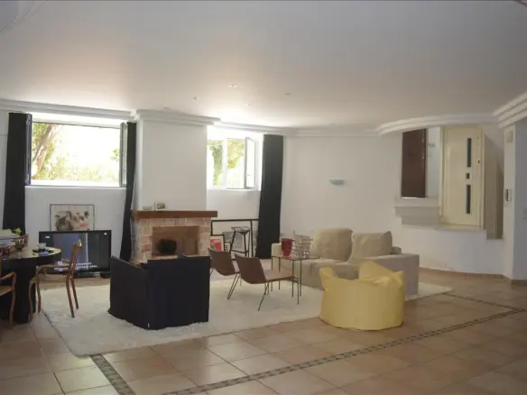 5-bedroom Villa In Kalivia Thorikou, Greece (490 M²)