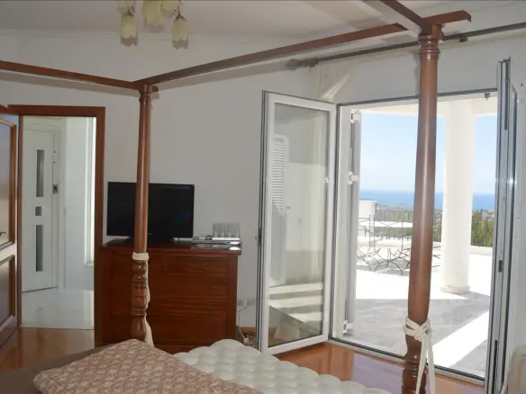 5-bedroom Villa In Kalivia Thorikou, Greece (490 M²)