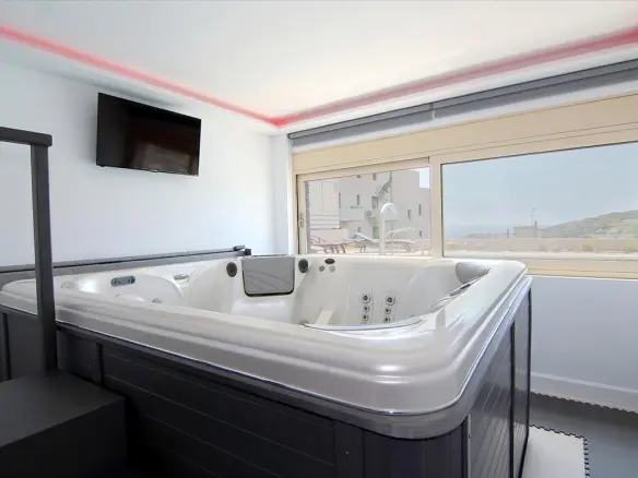 9-bedroom Villa In Anavissos, Greece (770 M²)