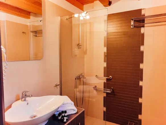 Hotel In Avlona, Greece (2.500 M²)