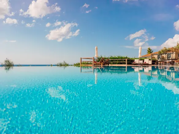 Hotel In Avlona, Greece (2.500 M²)