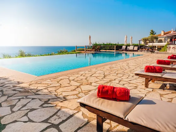 Hotel In Avlona, Greece (2.500 M²)
