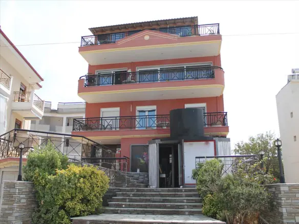 500 M² Suburban Building In Thessaloniki