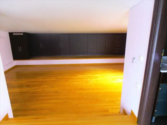 Detached House In Greece (670 M²)