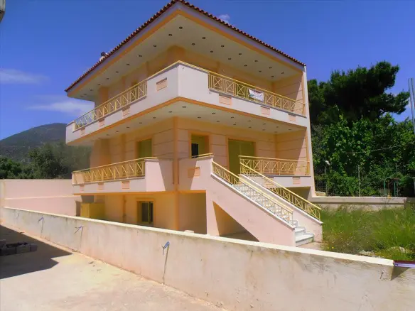 3-bedroom Maisonette In Greece (182 M²)