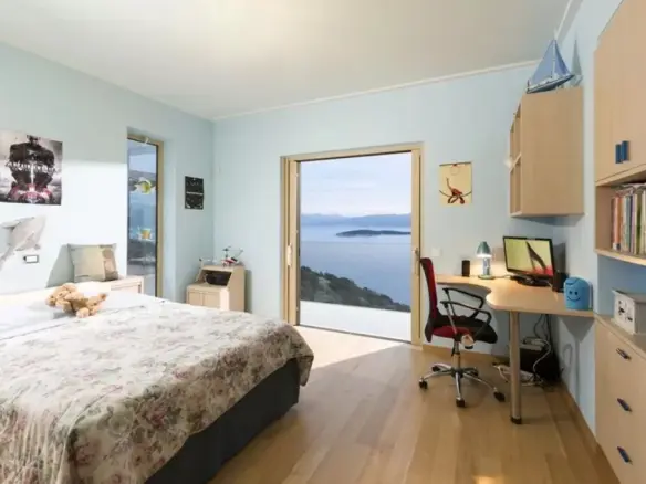 5-bedroom Villa In Agios Nikolaos, Greece (500 M²)