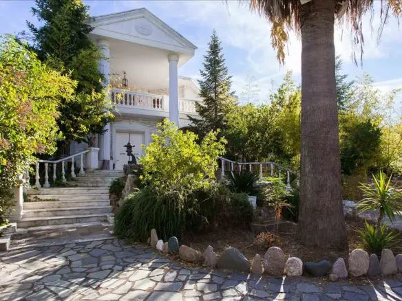 9-bedroom Villa In Agios Stefanos, Greece (1.000 M²)