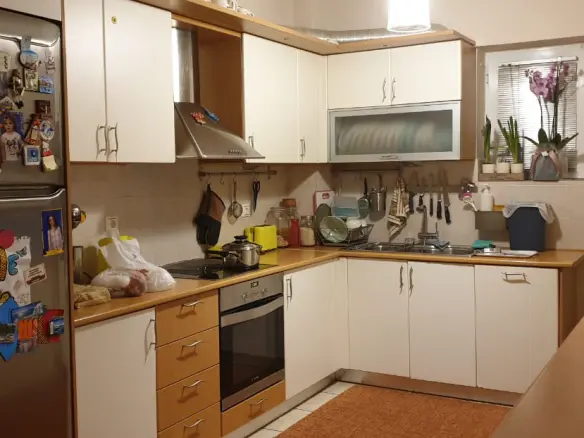 83 M² Apartment In Athens With Urban Accessibility