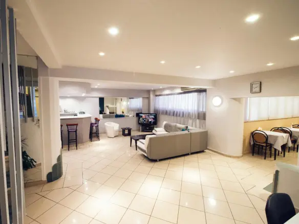 Hotel In Patra, Greece (800 M²)