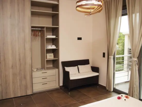 5-bedroom Detached House In Kalivia Thorikou, Greece (275 M²)