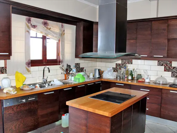 5-bedroom Detached House In Main Town Area, Greece (225 M²)
