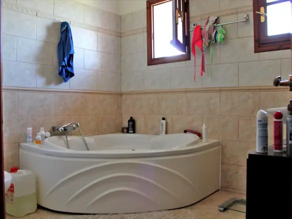 5-bedroom Detached House In Main Town Area, Greece (225 M²)