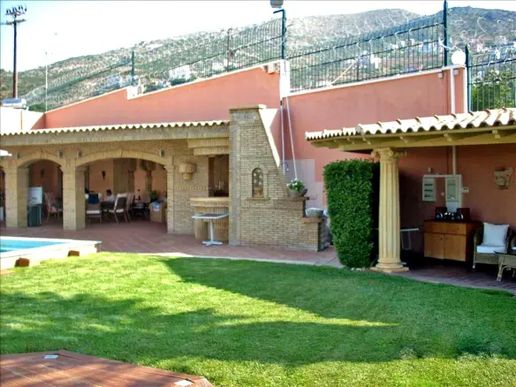 7-bedroom Villa In Anavissos, Greece (750 M²)
