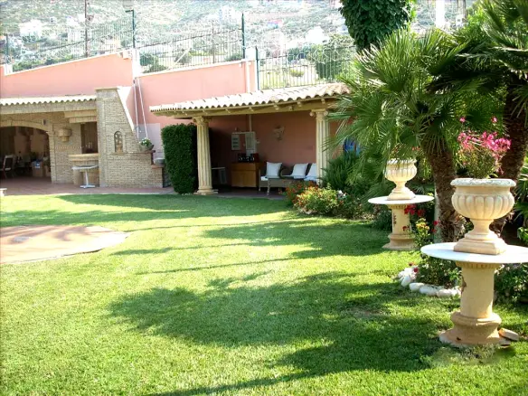 7-bedroom Villa In Anavissos, Greece (750 M²)