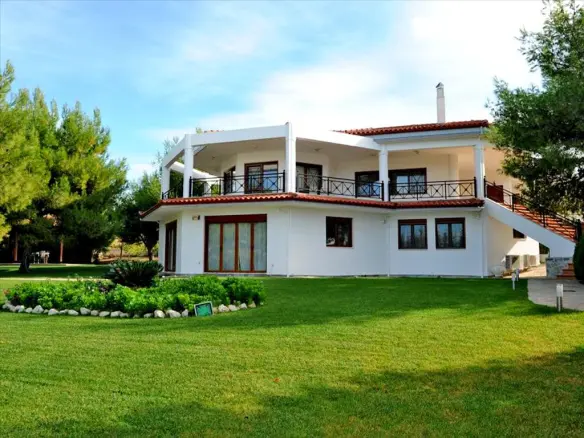 6-bedroom Villa In Loutraki-perachora, Greece (380 M²)