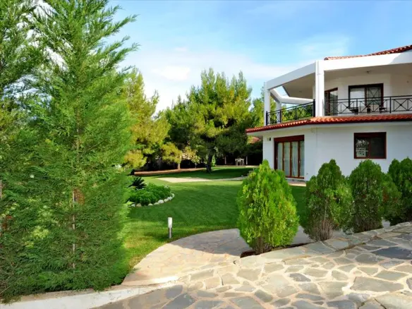6-bedroom Villa In Loutraki-perachora, Greece (380 M²)