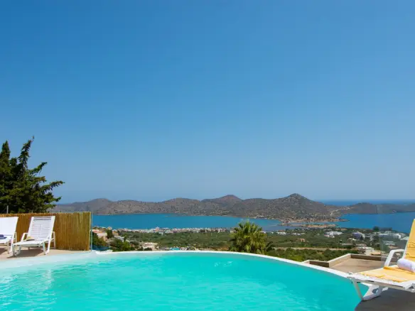 250 M² Villa With Pool In Crete