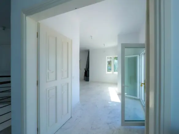 6-bedroom Villa In Oreokastro, Greece (584 M²)
