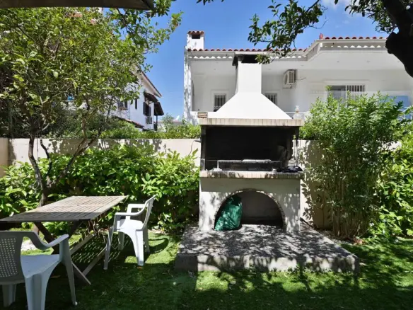 4-bedroom Detached House In Voula, Greece (304 M²)
