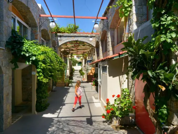 Hotel In Agios Nikolaos, Greece (1.500 M²)