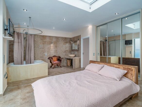 4-bedroom Villa In Agios Nikolaos, Greece (280 M²)
