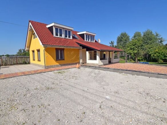 Nikla, Somogy: House With Yard And Parking Available