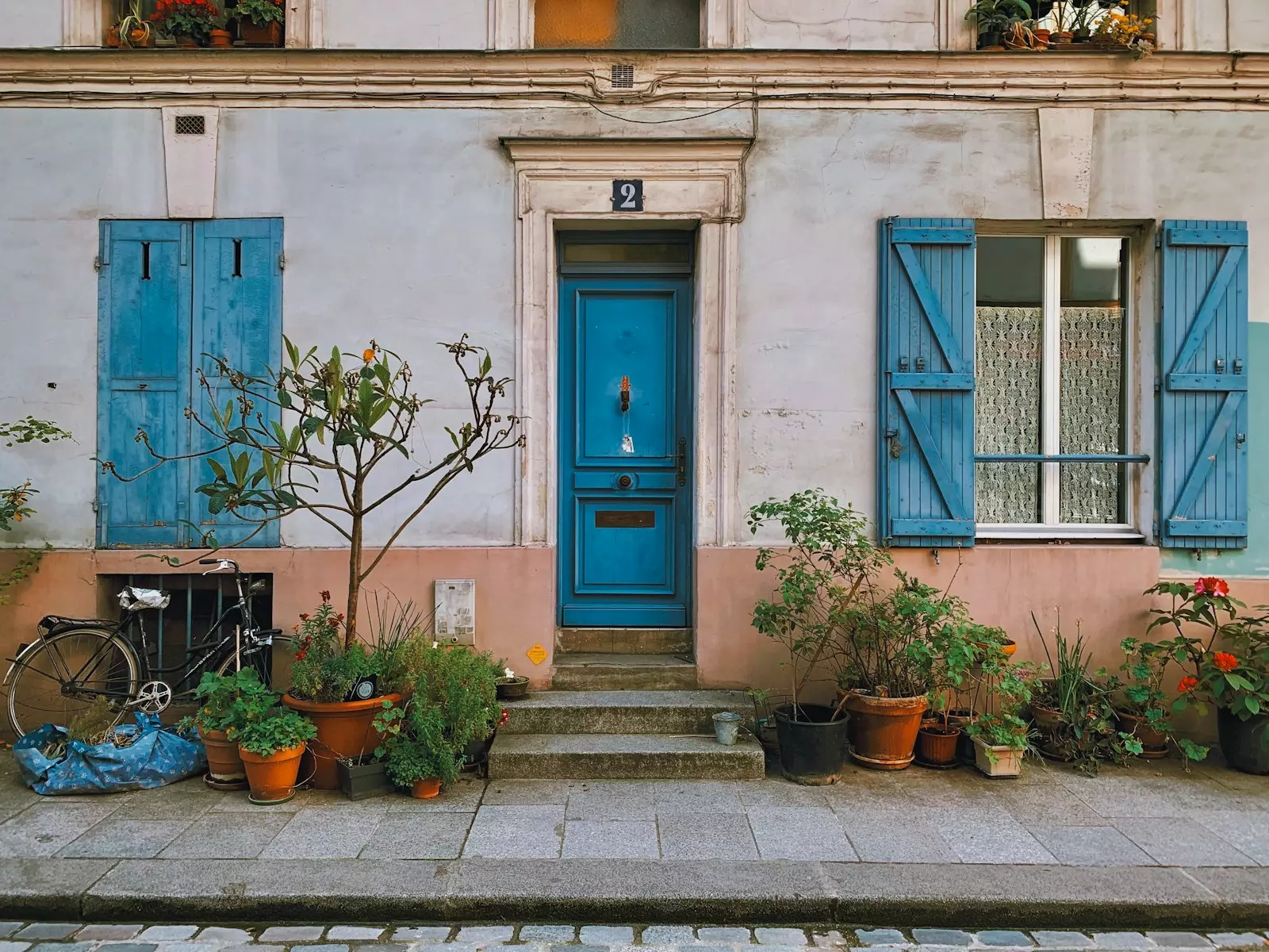 blue and gray concrete building