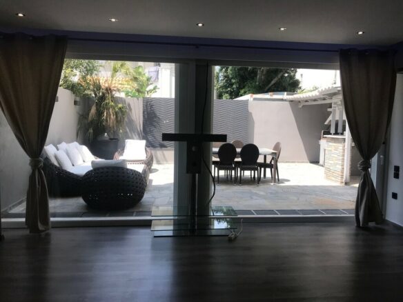Spacious 380 M² Detached Home In Vibrant Athens