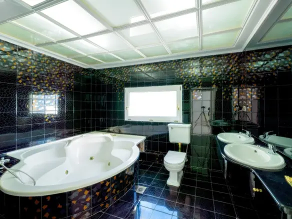 6-bedroom Villa In Oreokastro, Greece (584 M²)